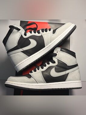 Nike Air Jordan 1 Retro High - Black & Light Smoke Grey